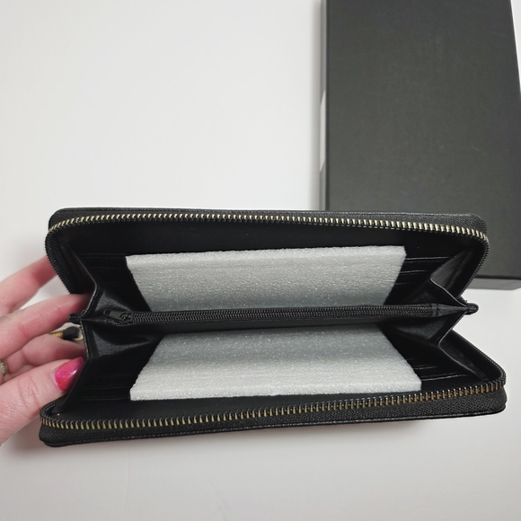 Rebecca & Rifka Black Pebbled Leather Zip Around Wallet Wristlet Gold Medallion - Picture 4 of 7